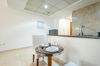 Yas Studio - Golf Course View - Amazing Pool - Heart of Yas Island - 5 min from Yas Mall, Ferrari World, Warner Bros, Sea Worlds, etc - 2