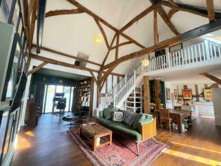 Entertainment Packed 3BDR Barn at Stevenage - 2