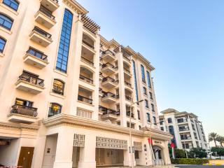 Yas Studio - Golf Course View - Amazing Pool - Heart of Yas Island - 5 min from Yas Mall, Ferrari World, Warner Bros, Sea Worlds, etc - 6