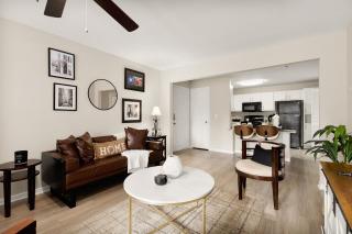 Premium 2BR Escape Pool Gym and Minutes to DT Austin - 2