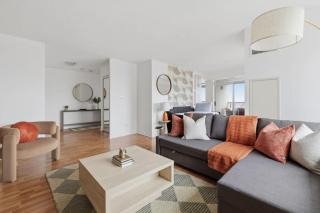 Elegant 2BR Sky Condo for 9 - Terrace - Lake Views - 5