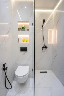 Charming Central 2 Bedroom Apartment with Pool Near Train Station - 3