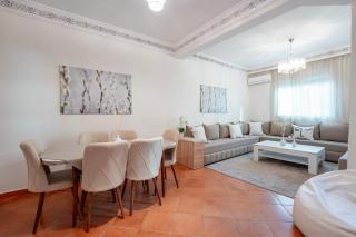 Charming Central 2 Bedroom Apartment with Pool Near Train Station - 0
