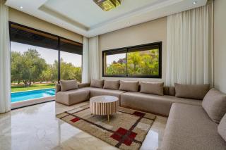 Golf Resort 4BR Villa Heated Pool Free Pickup - 1