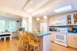 Family Compound walk to Downtown! - 4