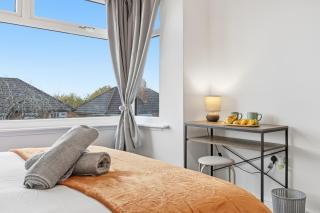 Modern 3-Bed House, Sleeps 8, FREE OFF STREET Parking, Near MCR - 1