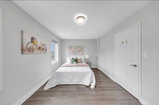 3 bed 2 bath luxury home in Markham - 1