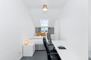 6-Bed House for 12 with Parking, Near Highfields Park - 3