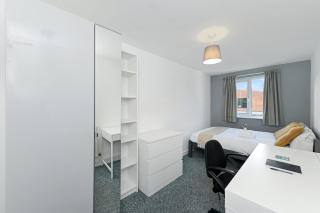 6-Bed House for 12 with Parking, Near Highfields Park - 2