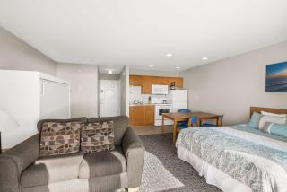 Pool and Hot Tub Ground Floor Studio - Oceanfront - Full Kitchen - Patio - 3
