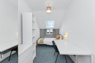 Spacious 6-Bed Home Sleeps 12, Near Highfields Park - 3