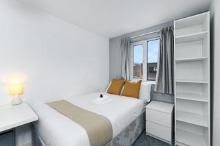 Spacious 6-Bed Home Sleeps 12, Near Highfields Park - 6