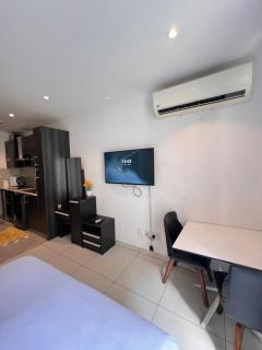 Peravi Suites At Embassy Gardens - 1