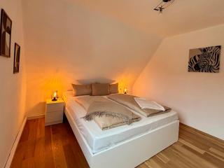 Oak floor meets city flair - 6