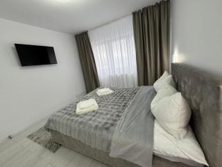 Panoramic SkyView Apartment - 8