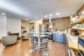 Walk to Ski Slopes! Red River Condo with Fireplace - 9