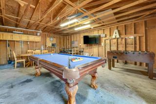 Updated Escape with Game Room 1 Block to River! - 8