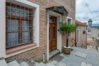 Historic Tbilisi City Apartment - 9