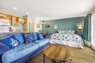 Oceanfront Studio - Ground Floor - King Bed - Easy Beach Access - Pool & Hot Tub - 7