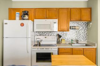 Oceanfront Studio - Ground Floor - King Bed - Easy Beach Access - Pool & Hot Tub - 5