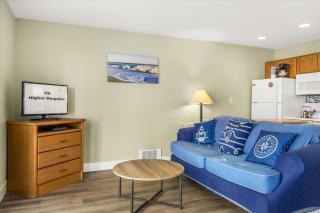 Oceanfront Studio - Ground Floor - King Bed - Easy Beach Access - Pool & Hot Tub - 4