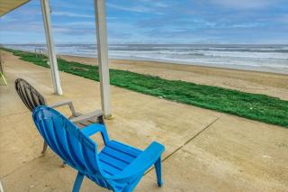 Oceanfront Studio - Ground Floor - King Bed - Easy Beach Access - Pool & Hot Tub - 1