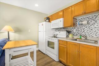 Oceanfront Studio - Ground Floor - King Bed - Easy Beach Access - Pool & Hot Tub - 9