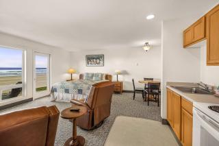 Oceanfront Condo - Beach Access - King Bed & Full Kitchen - Pool and Hot Tub - 6