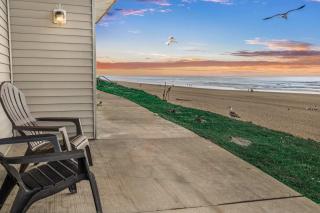 Oceanfront Condo - Beach Access - King Bed & Full Kitchen - Pool and Hot Tub - 3