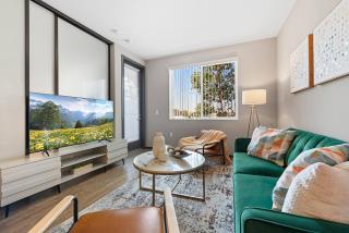 Modern 2BR/2BA in Irvine Pool & Gym - 0