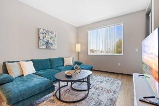 Heart of Irvine *Luxury Apt w/Pool & Gym* - 7