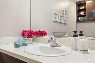 Heart of Irvine *Luxury Apt w/Pool & Gym* - 2