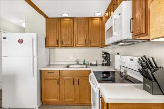 Ground Floor Queen Studio - Ocean View - Pool and Hot Tub - 2