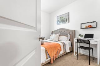 Modern Room Nested In The Heart Of Orange County - 0