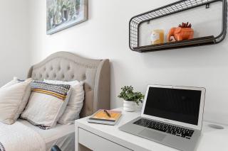 Modern Room Nested In The Heart Of Orange County - 8