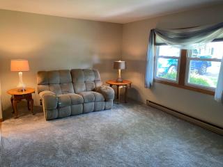 2 bedroom home in a quiet neighborhood - 0