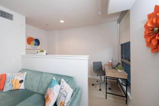 Coastal Luxe | Walk to Pier + Free Parking - 9