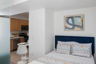 Stylish Santa Monica Apt Free Parking & Wi-Fi - 6