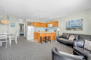Oceanfront Family Suite - Full Kitchen - Beach Access - Pool & Hot Tub - 5