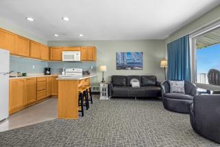 Oceanfront Family Suite - Full Kitchen - Beach Access - Pool & Hot Tub - 6