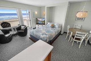 Oceanfront Family Suite - Full Kitchen - Beach Access - Pool & Hot Tub - 1