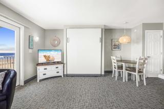 Oceanfront Family Suite - Full Kitchen - Beach Access - Pool & Hot Tub - 2