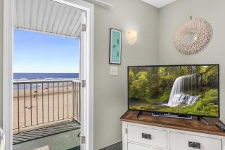 Oceanfront Family Suite - Full Kitchen - Beach Access - Pool & Hot Tub - 4