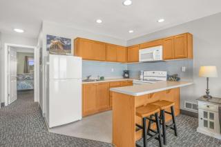 Oceanfront Family Suite - Full Kitchen - Beach Access - Pool & Hot Tub - 9