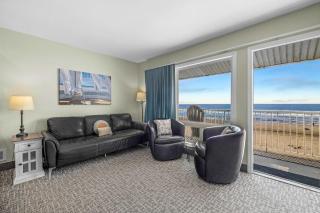 Oceanfront Family Suite - Full Kitchen - Beach Access - Pool & Hot Tub - 7