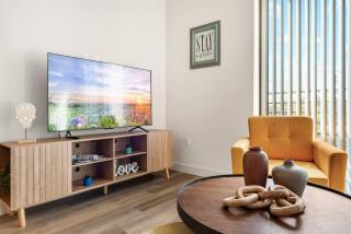 5 Star 1BR Apartment w/ Free Parking & Fast WiFi - 7