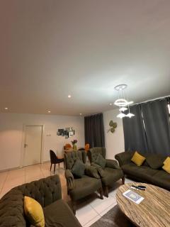 Peravi Suites At Embassy Gardens - 4