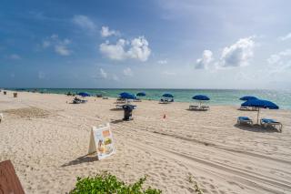 Beachfront Resort Studio with 2 Queen beds, Balcony & Pool - 8