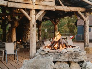 Stonegate Lodge King Bed WIFI 50 Roku TV Salt Water Pool Room #104 - 8