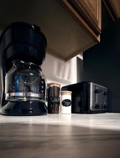 Bachi - Cozy 3BR Apt with Parking, Desk & Fast WiFi near Yale, Quinnipiac, SCSU & Hospitals - 1